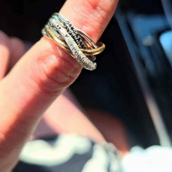 Beautiful diamond & Black diamond two tones gold wedding ring - Picture 6 of 7